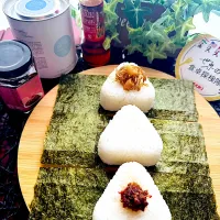 カシューナッツとじゃこ、塩むすび、桜エビ醬のおにぎり3種