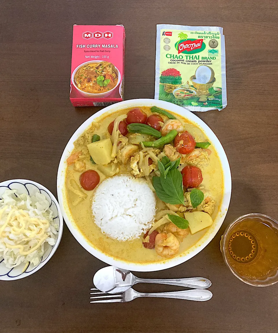 エビとトマトと卵とじゃがいもと獅子唐のココナッツカレー　メープロイのイエローカレーペーストで作りたかったのですが、大須商店街のエスニック食材店にもサカエチカのKALDIにも売ってなかったので、家にあったMDHのフィッシュカリーマサラで作りました。冷蔵庫の中の卵、じゃがいも、獅子唐の消化メニューですが、冷凍エビとミニトマトはこのために買いました。|なびさん