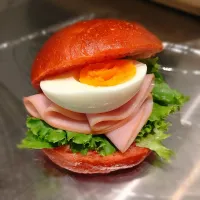 ビーツ丸パンのサンド