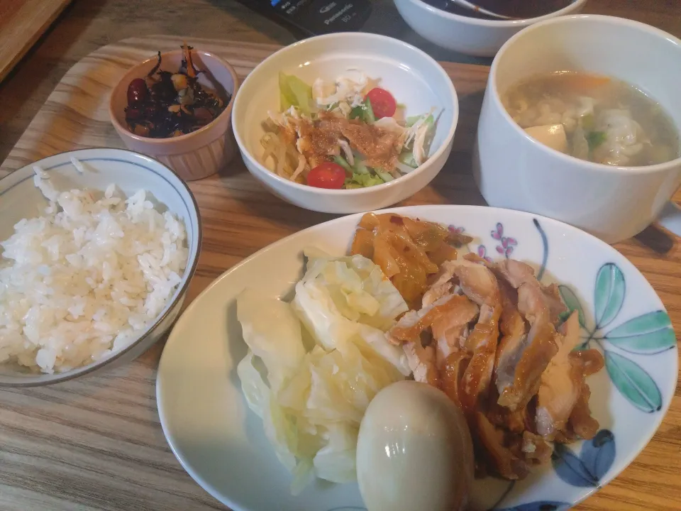 鶏チャシュー半熟卵添え、棒々鶏サラダ、ワンタンスープ、ひじき、ご飯|あきこさん