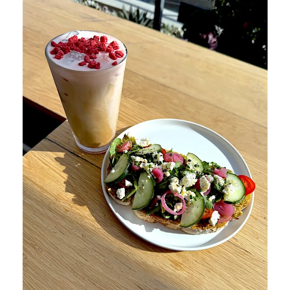 Spring avo toast and strawberry cream latte|maddieさん