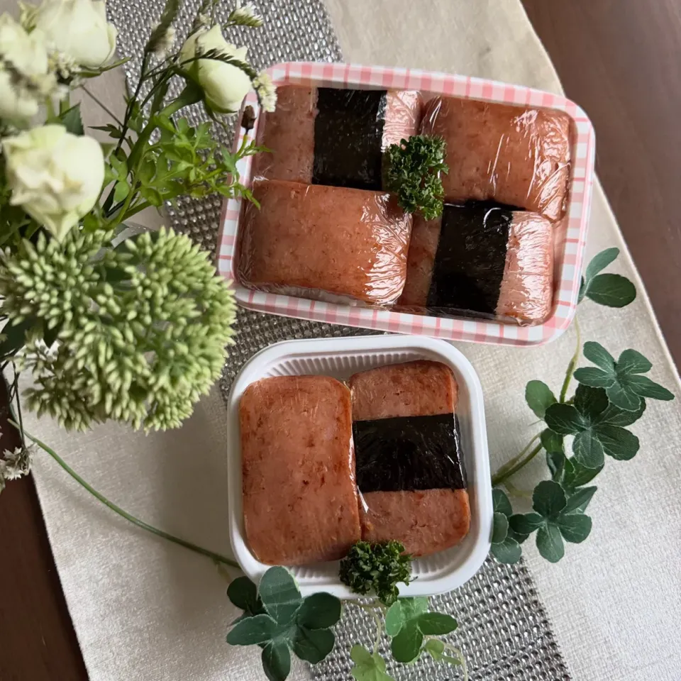 9/5❤︎主人と私のスパムおにぎり弁当
（プレーンたまご焼き、焼肉タレたまご焼き）

今日は主人が一日研修があり簡単に食べられる物が良いと言うのでスパムおにぎりにしました

台風の影響で朝から雨☔これから酷くなるみたいですね
私も今日は早く仕事が終わると良いな…がんばろ〜

＊ お昼ごはん
＊ 主人弁当|Makinsさん