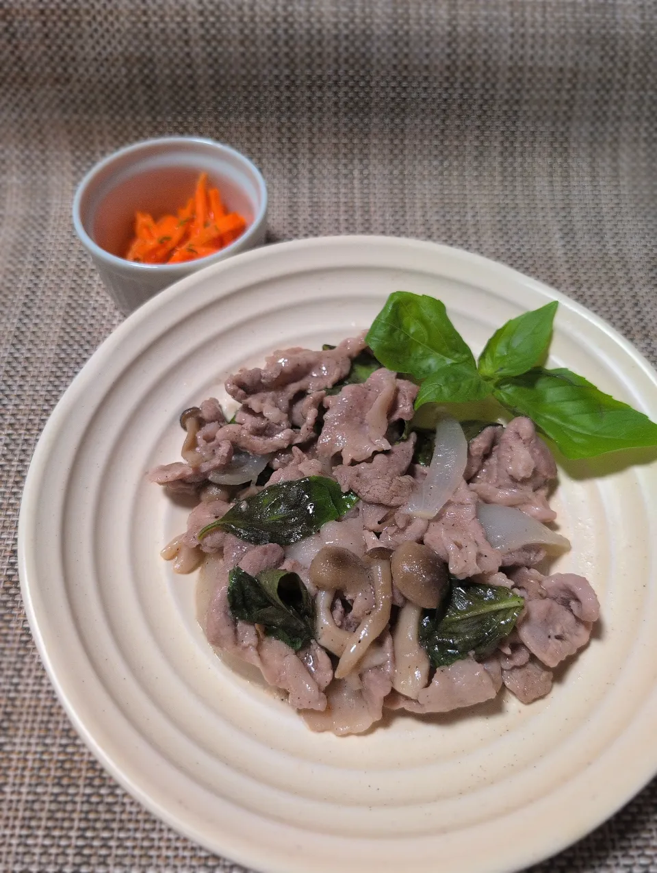 豚こまバジル炒め|どかどかさん