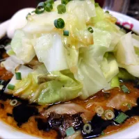 【2009年創業】 
味噌屋八郎商店 新宿店 
味噌らーめん（150g、880円） 
＋味玉（Instagramフォローで無料） 
＋キャベツ（150円） 
＋黒マー油多め (無料) 
＋卸し生姜 (卓上、無料) 
@新宿西口4分 
(JR新宿駅から徒歩8分)
25237
〈醤116塩35噌󠄀18タ8昆9出11F12
冷24混3つ1〉|大脇さん