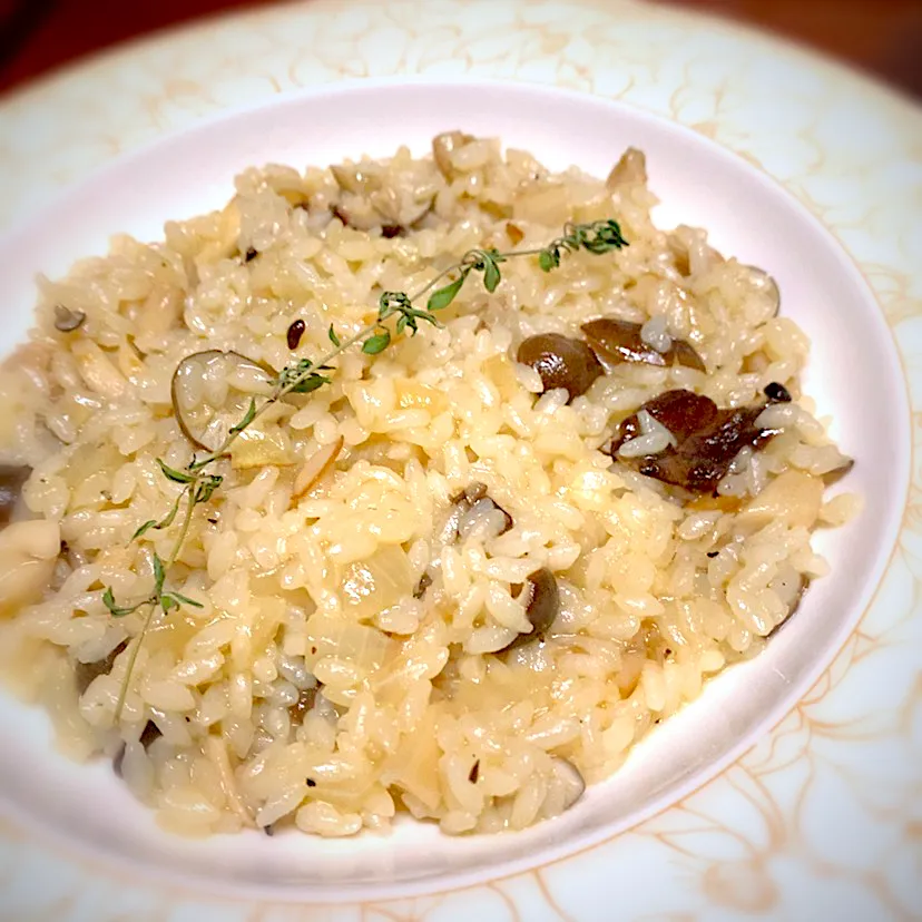 きのこのヘルシーリゾット                            シンプルにニンニク、たまねぎ、きのこ達、オリーブオイル、白ワイン、コンソメ、粉チーズと最小限の調味料と具材で、アルデンテに仕上げました❣️|ちぃちゃんさん