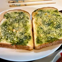 自家製ジェノベーゼとチーズ乗せて焼いたパン|Takeshi  Nagakiさん
