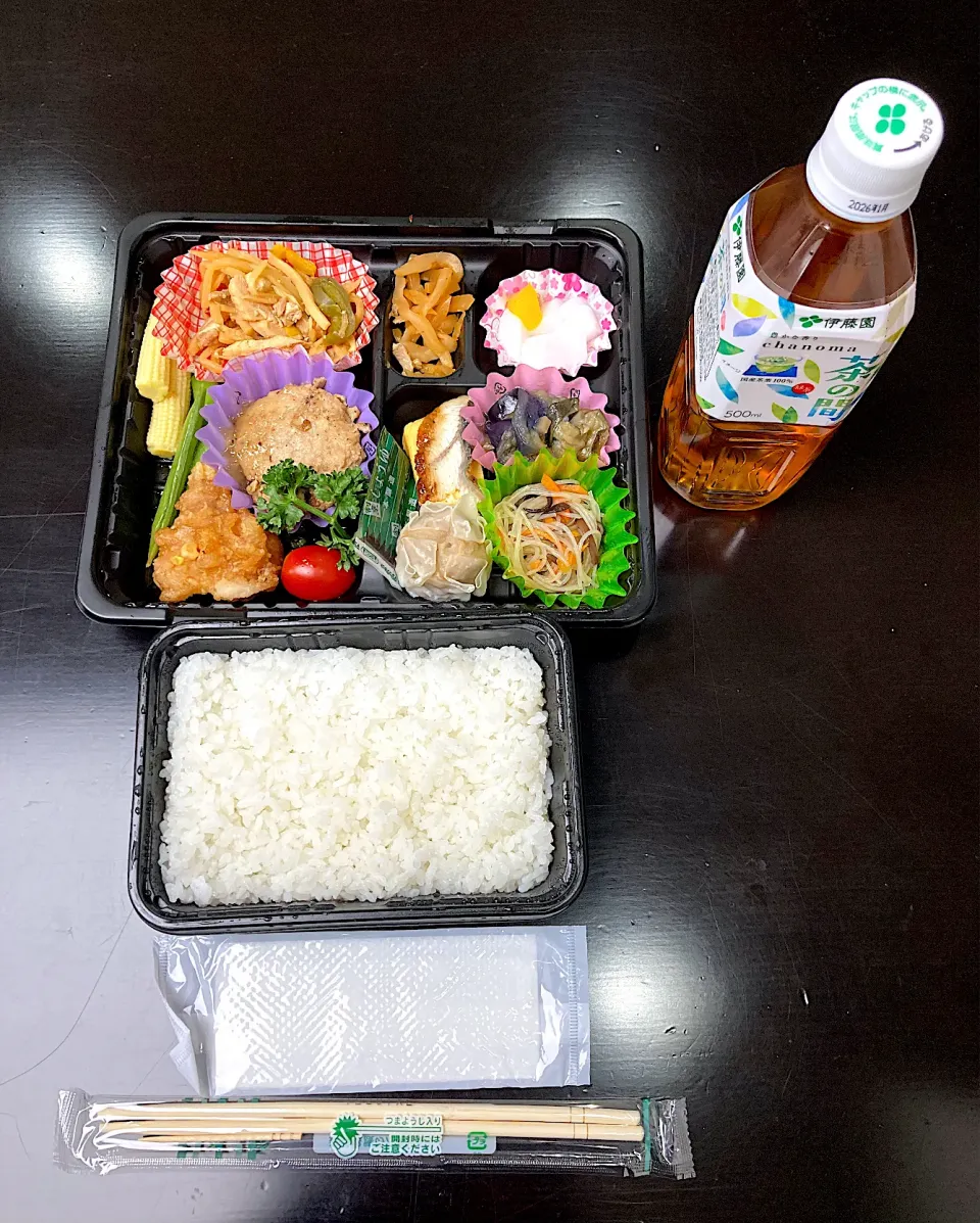 今日の昼ご飯　今日も会社のイベントがあり、昼ご飯は会社支給の仕出し弁当です。昨日、吉野家で飲み食いし過ぎて体重が1.6k増えてしまいました。今日からまた減量しなければならないのに、かなりガッツリで出鼻を挫かれちゃったなあ。まあ、昨日の肉ばっかりの弁当に比べて今日のほうがバランスが取れていますが。|なびさん