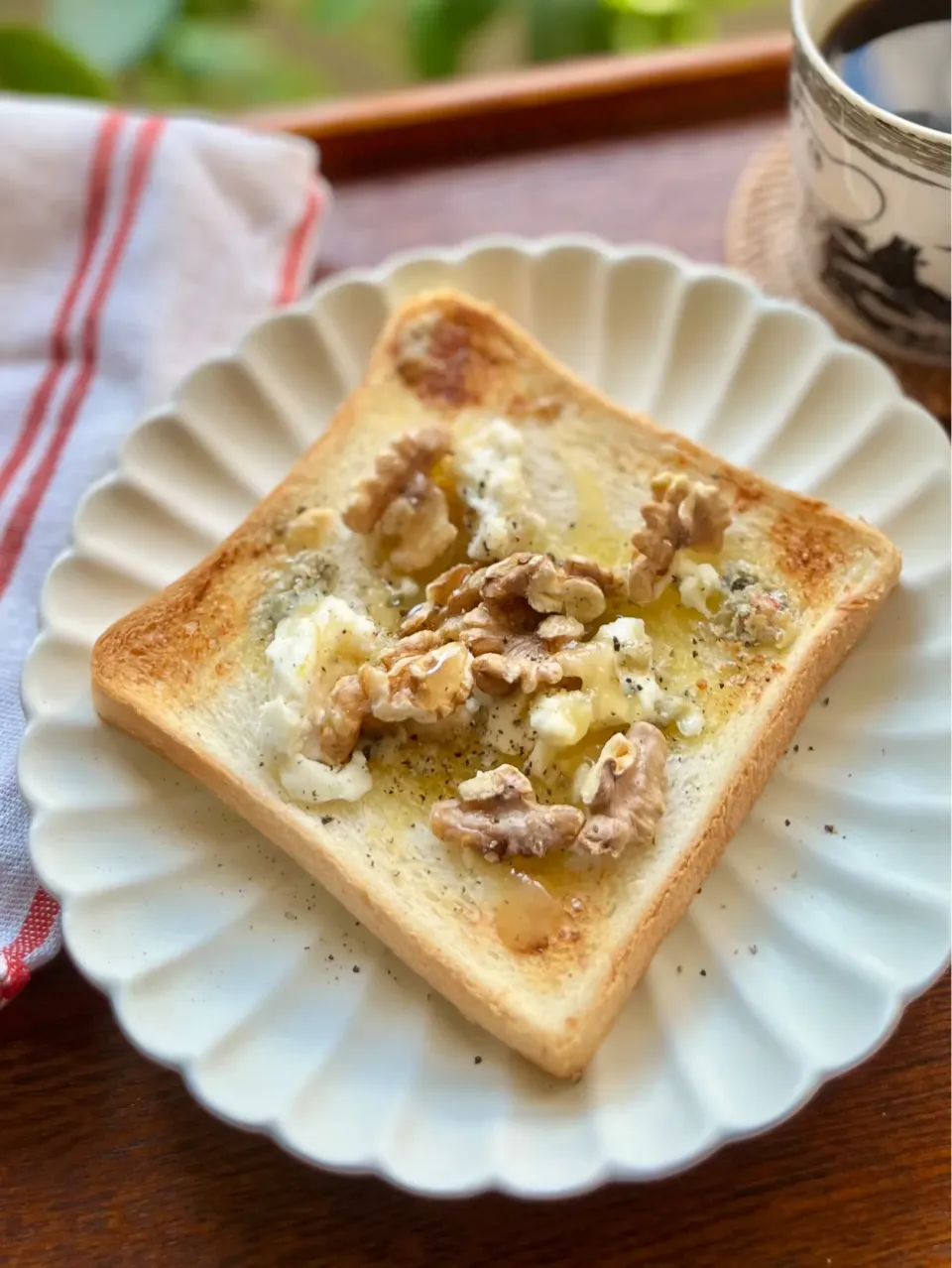 カフェ風♡胡桃とチーズのピザトースト|アッコ✨さん