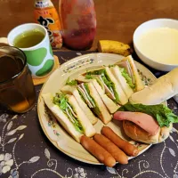 いつものトーストサンドイッチ、いつものロールパントーストサンドイッチ、米粉パンのトースト、レンチンして茹でたウインナー、コーンスープ、熱い日本茶、六条麦茶、バナナ(朝ご飯)|enarinさん