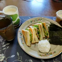 ふりかけ塩昆布おにぎり、塩にぎり、いつものトーストサンドイッチ、朝のコーンスープ、六条麦茶、練乳かけ手作り牛乳プリン(昼飯)|enarinさん