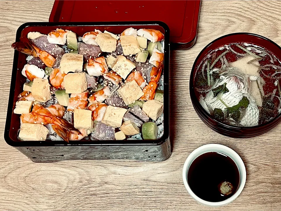 カンパチの塩ワサビ和えとアボカドのちらし寿司重|じいちゃんさん