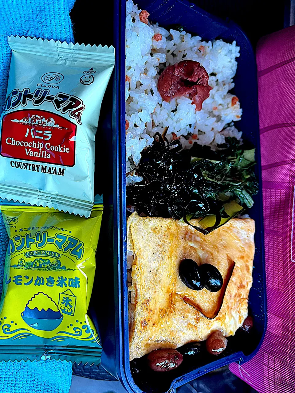 #昼飯　豆と山椒昆布の天パー顔チーズオムレツと梅と小松菜炒めと黒豆3個茶豆3個乗せワカメたらこ混ぜご飯カントリーマアム2種類添え弁当|ms903さん