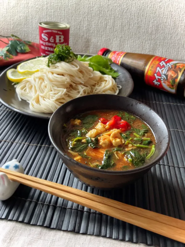 Snapdishの料理・レシピ写真:オイスタソースdeモロヘイヤのカレーつけダレ素麺｜王道？それとも新感覚？【李錦記 オイスターソース党】が「伝統派」と「革新派」に分裂！あなたの一票は？