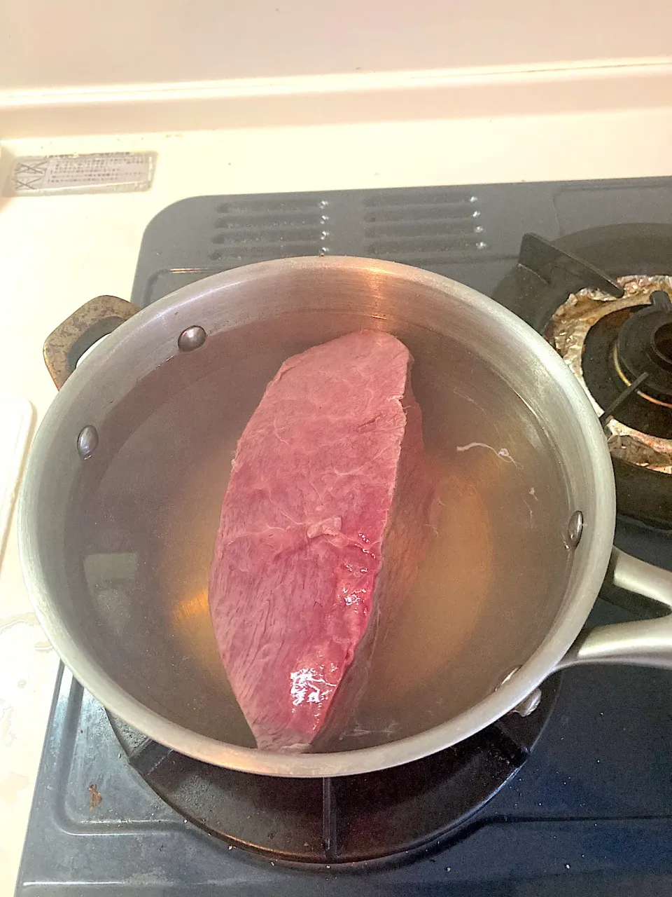 ローストビーフを作るにはまず50度のお湯に10分浸します。温度計なんてないのでお湯を沸騰させ（100℃）、同じくらいの水を入れ、ほぼ50℃にしてローストビーフ用のお肉を10分浸します。低温調理器の要領です|なびさん