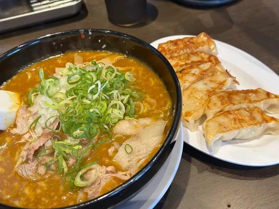 来来亭さんのカレーラーメン＆餃子|Morito Kamiyaさん