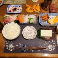 ご飯、刺身盛り合わせ、蒸しだこの刺身、お惣菜のホクホクやまいも唐揚げ、チーズ卵焼き、ウインナー炒め、冷奴、六条麦茶、カシスジャム&練乳かけ手作り牛乳プリン(夕飯)| enarinさん
