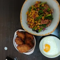 鳥の唐揚げ、目玉焼き、ベーコン、アスパラ、ヤングコーンの焼き肉タレ炒め|茶トラがんもさん