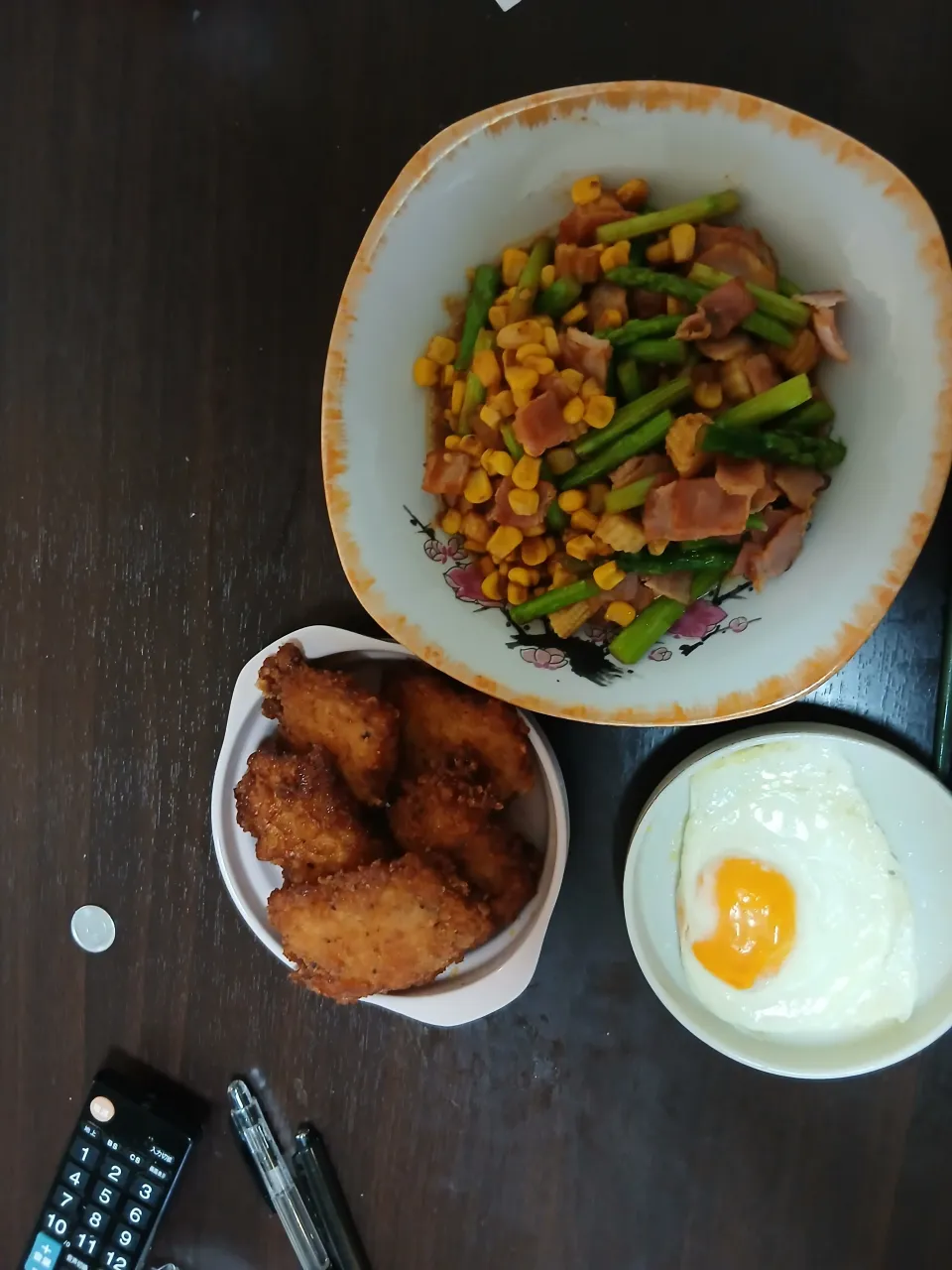 鳥の唐揚げ、目玉焼き、ベーコン、アスパラ、ヤングコーンの焼き肉タレ炒め|茶トラがんもさん