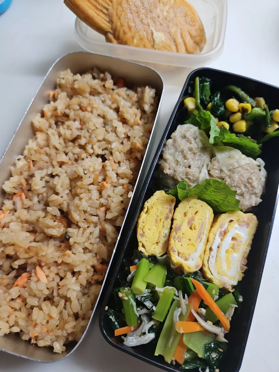 ☆高校生弁当☆鮭の中華炊き込みごはん、ほうれん草ソテー、焼売、紅生姜卵焼き、小松菜ナムル、冷凍たい焼き　　帰宅後息子に美味しかったと言われました。思春期以降初かも(笑)|ｼｮｺﾗさん