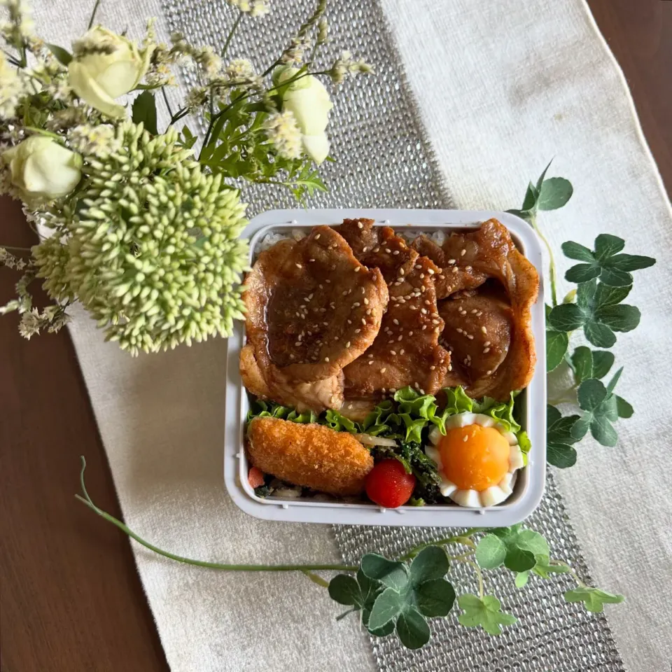 9/8❤︎主人の豚の生姜焼き丼弁当

＊豚の生姜焼き丼
＊半熟たまご
＊白身魚のフライ
＊ほうれん草の胡麻和え|Makinsさん