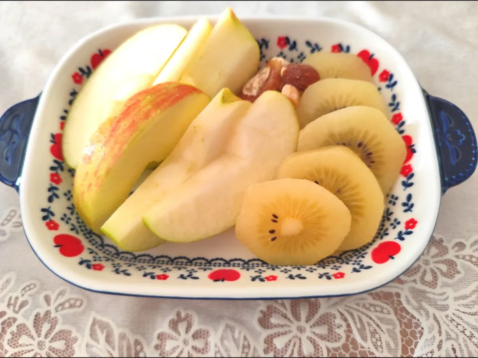 りんご、ゴールドキウイ、ナッツ|m.rafuさん