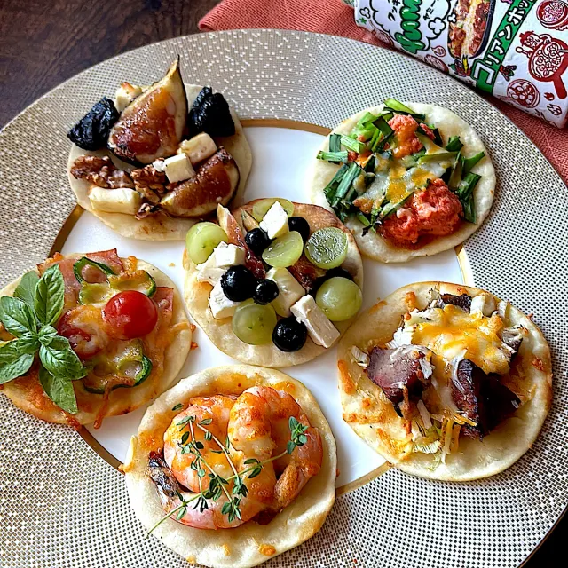 Snapdishの料理・レシピ写真:お好みミニピザ🍕 ~餃子の皮で簡単時短｜ワインがすすむ！簡単おつまみで乾杯しよう♪