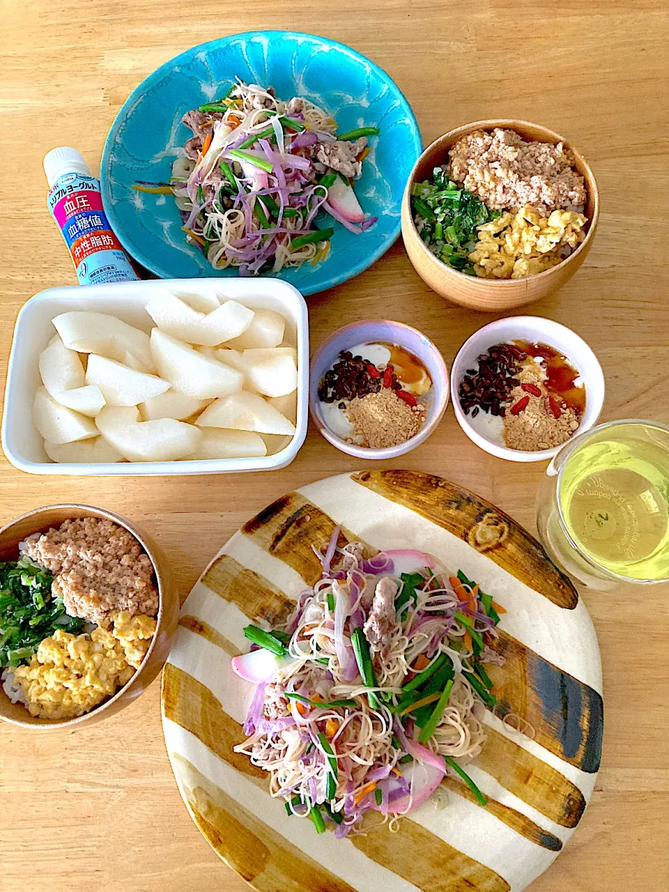 mini三色丼、ビーフン、いつもの豆乳グルト、豊水梨、緑茶、ヨーグルトドリンク。|さくたえさん