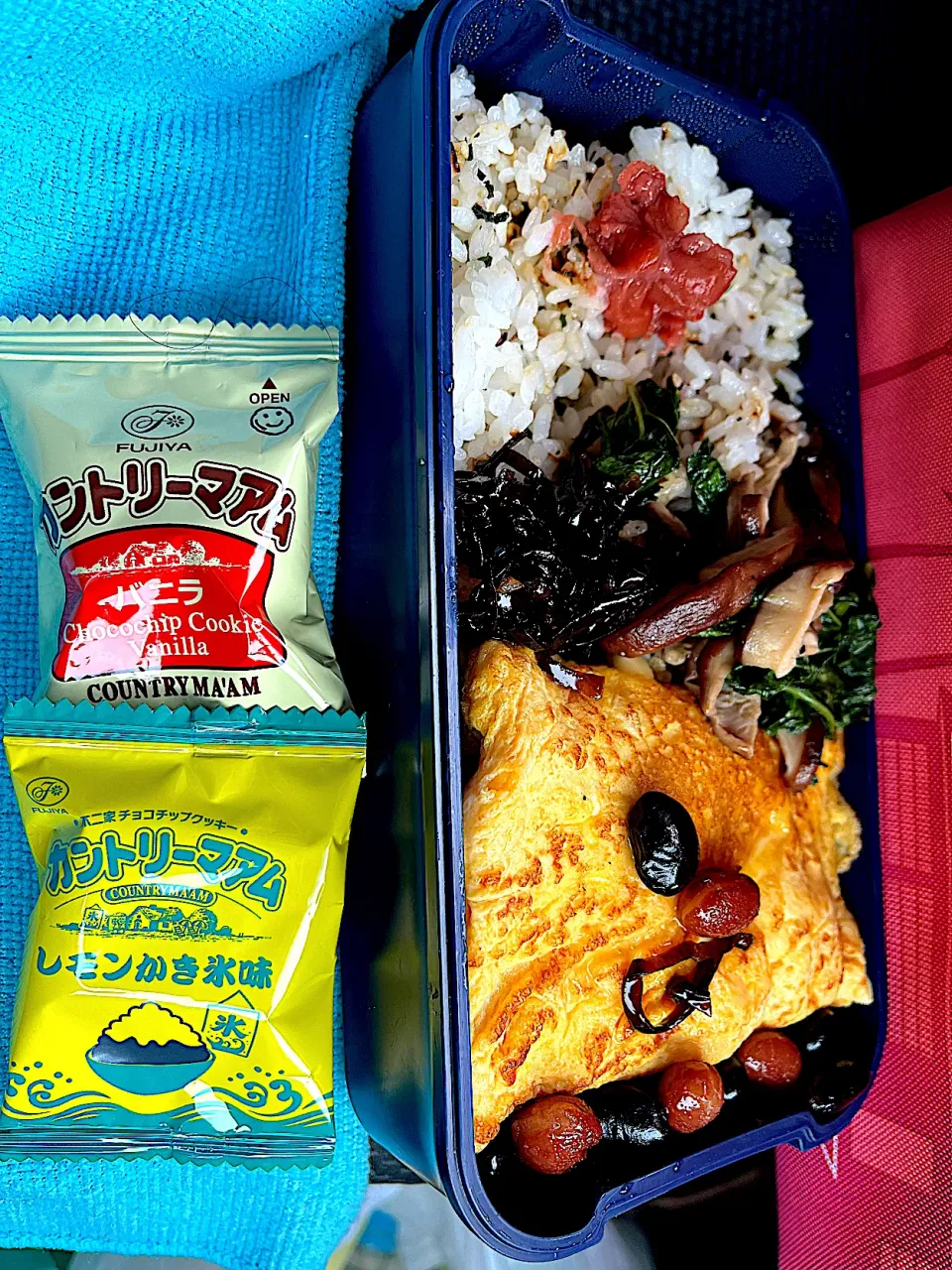 #昼飯　豆と山椒昆布の天パーオッドアイ顔チーズオムレツと梅と黒豆5個茶豆3個乗せ混ぜご飯カントリーマアム2種類添え弁当|ms903さん