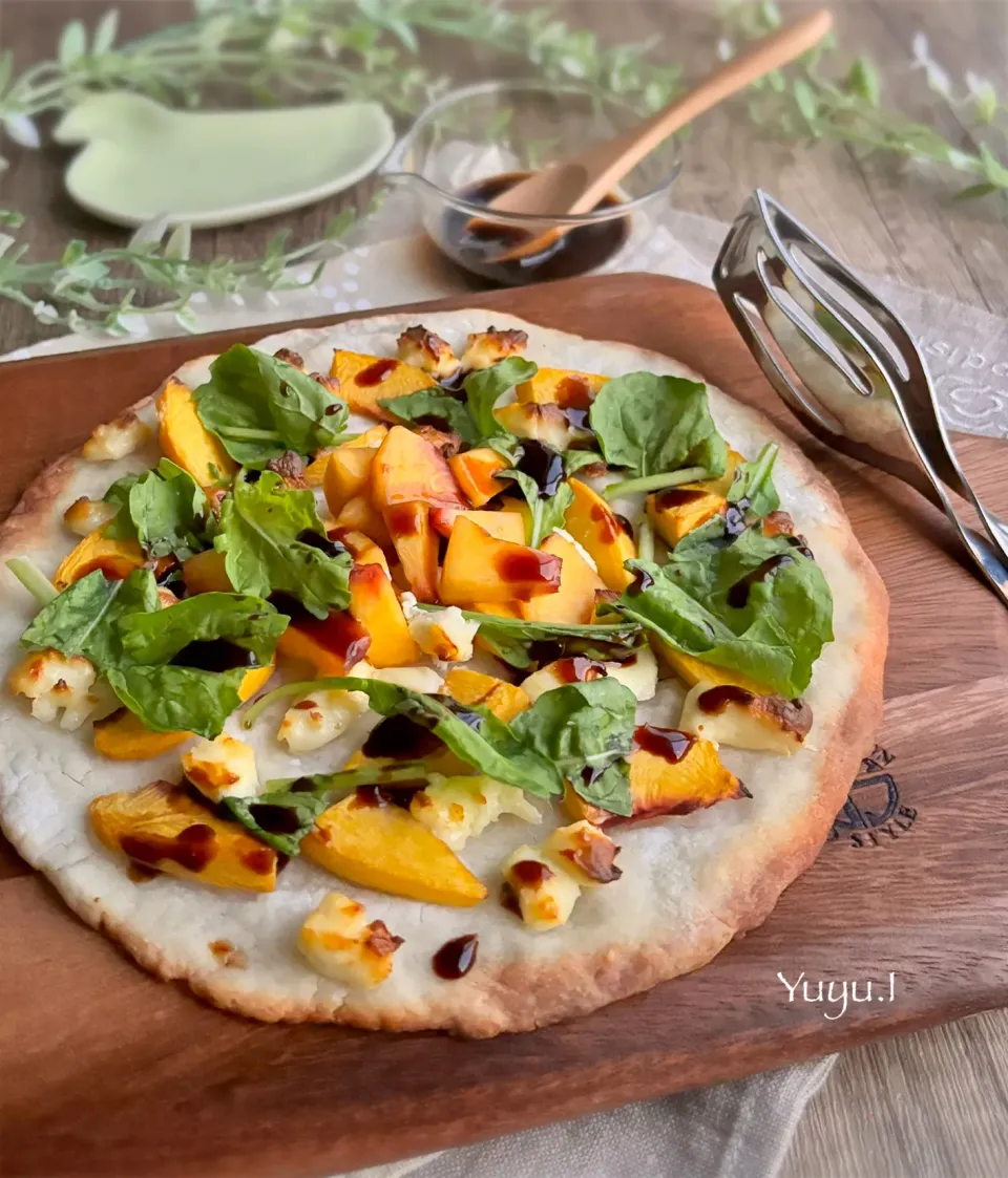 黄桃とクリームチーズの米粉ピザ　しょうゆバルサミコがけ|ゆーこどんさん