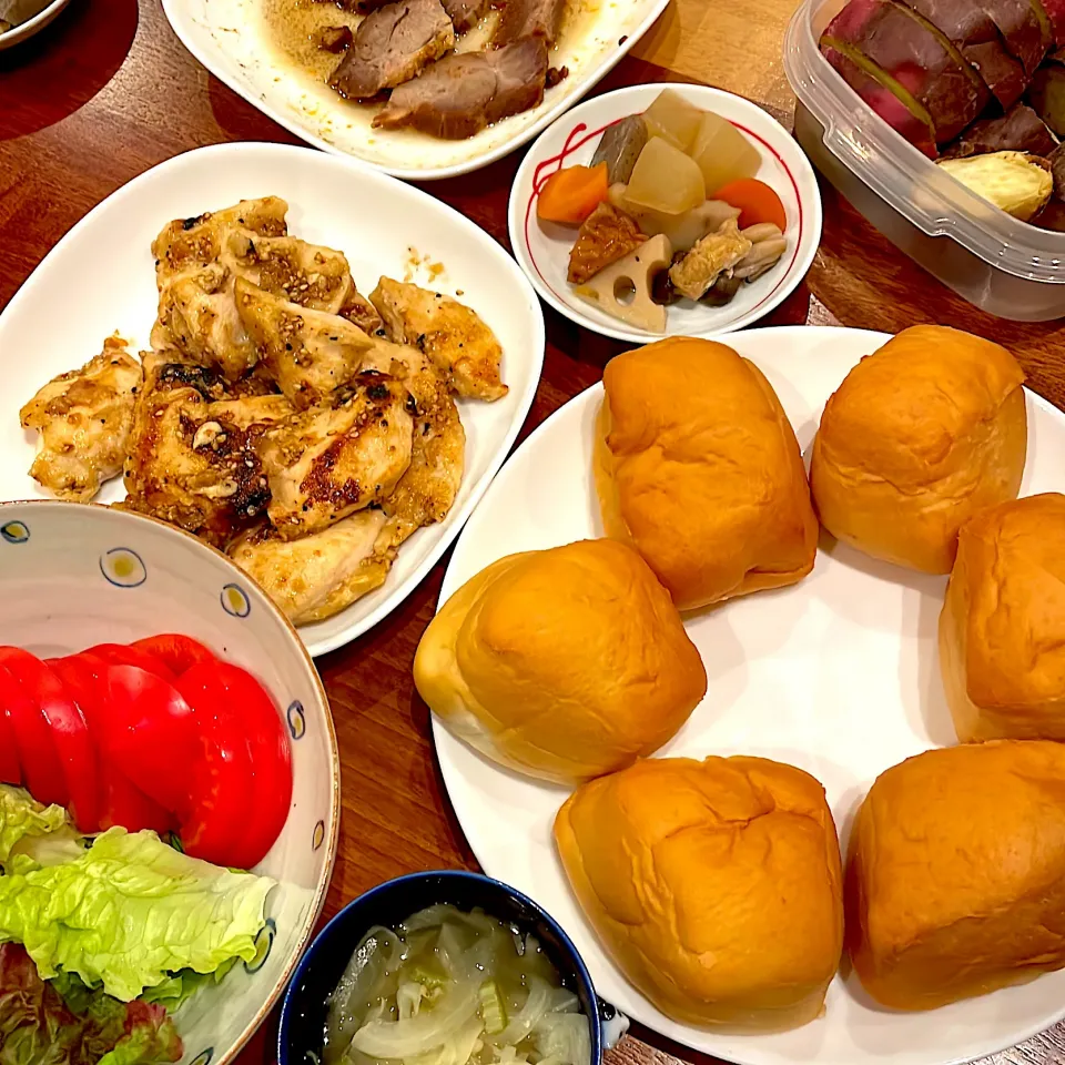 旨辛チキン　焼き芋　煮物　野菜スープ|とゆあさん