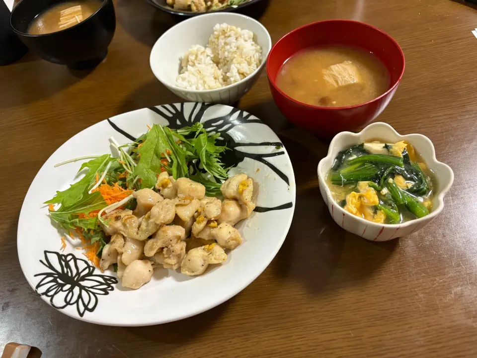 ぼんじりのねぎ塩焼き ほうれん草と豆腐の卵とじ なめこのお味噌汁|miyukitchen🍳さん