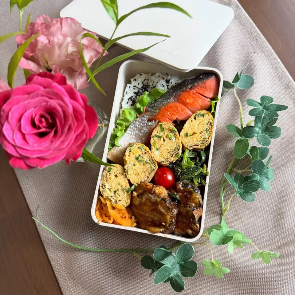 9/9❤︎主人の紅鮭のっけ丼弁当

＊紅鮭
＊ねぎ入りたまご焼き
＊茄子の挟み揚げ
＊ほうれん草の胡麻和え
＊のっけ丼|Makinsさん