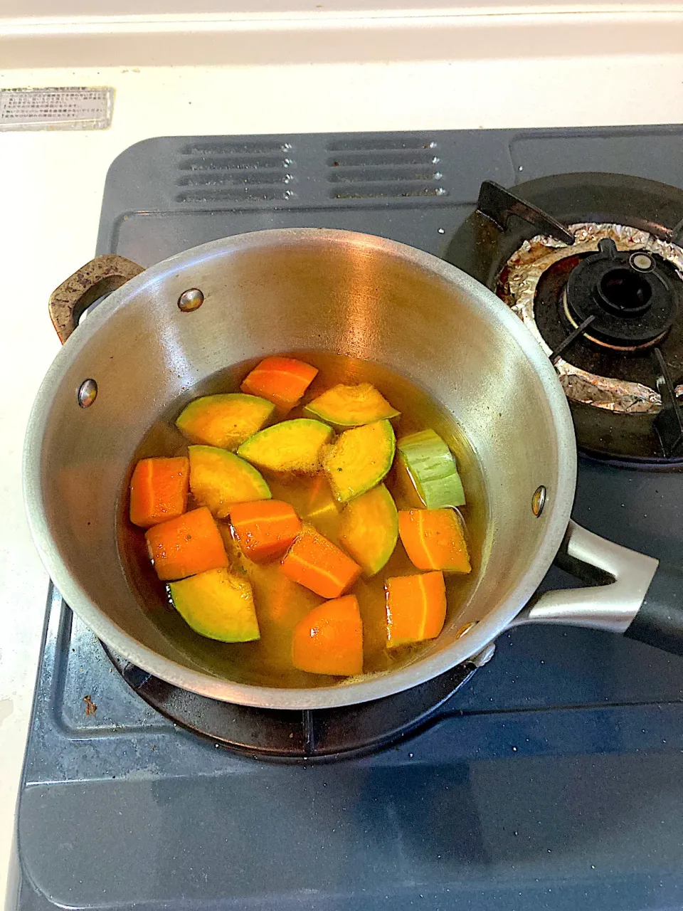 今年の秋刀魚は大振りで安いと聞いたので今日の晩ご飯は秋刀魚にしようと思います。野菜も欲しいので日曜のローストビーフに添えた人参とかぼちゃの残りで煮しめを作ります。出勤前に煮込んで冷蔵庫で寝かせ、しっかり味を染み込ませます。|なびさん