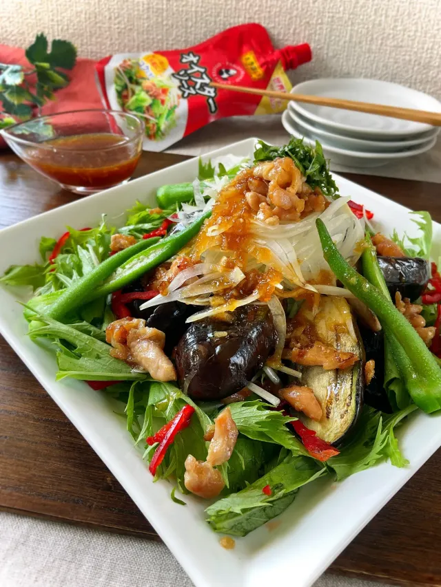 Snapdishの料理・レシピ写真:オイスタソースde玉ねぎドレッシング～茄子のサラダ～｜王道？それとも新感覚？【李錦記 オイスターソース党】が「伝統派」と「革新派」に分裂！あなたの一票は？