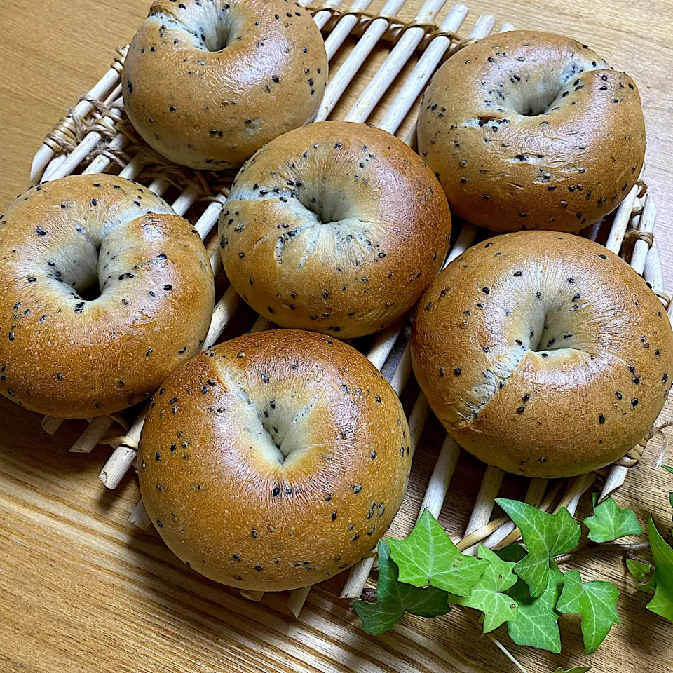 自家製酵母で、ライ麦配合黒胡麻ソフトベーグル|sakurakoさん