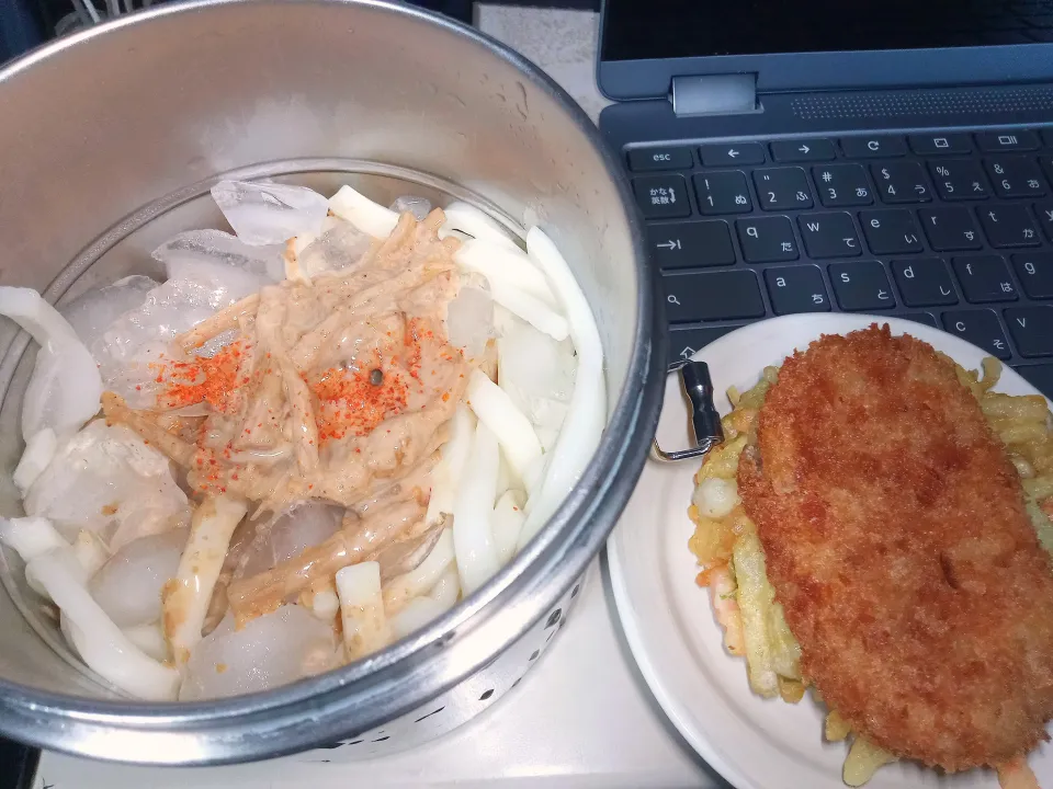 なめ茸入り胡麻ダレ冷やしうどん & コロッケと野菜かき揚げ|darkbaronさん