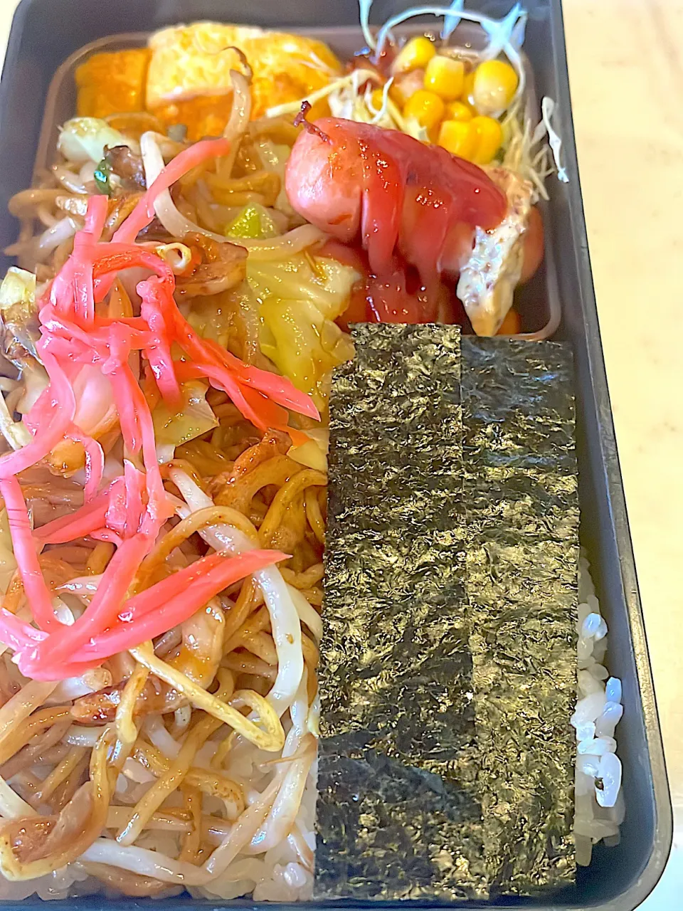 おっさん弁当　サラダ　卵焼き　ソーセージ　こほれ焼きそば|ひげおやじさん