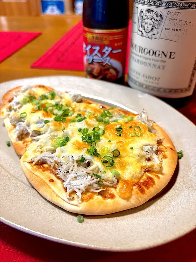 Snapdishの料理・レシピ写真:しらすナンピザ｜王道？それとも新感覚？【李錦記 オイスターソース党】が「伝統派」と「革新派」に分裂！あなたの一票は？