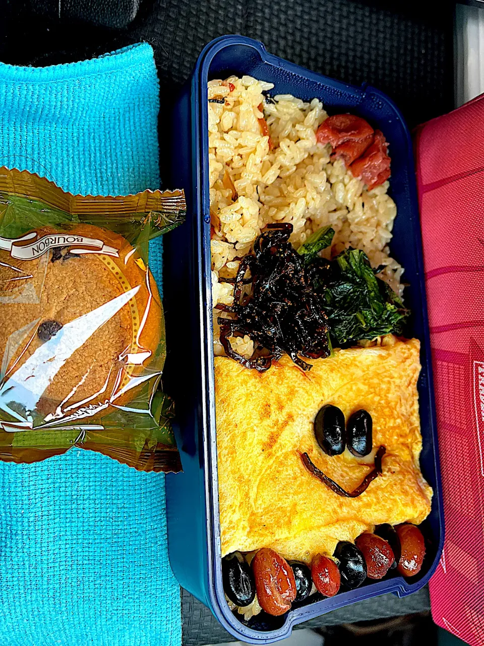 #昼飯　豆と山椒昆布の天パー顔チーズオムレツと梅と黒豆5個茶豆5個交互乗せ五目ご飯チョコクッキー添え弁当|ms903さん