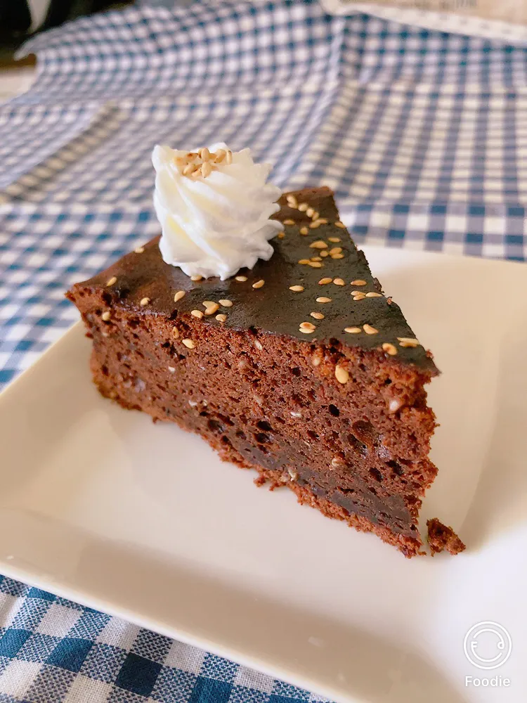 白胡麻とショコラのケーキ|やっちゃんさん