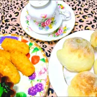 ホイップ入りパン 。チキンフライ、
ほうれん草とわかめの和え物。|りささん