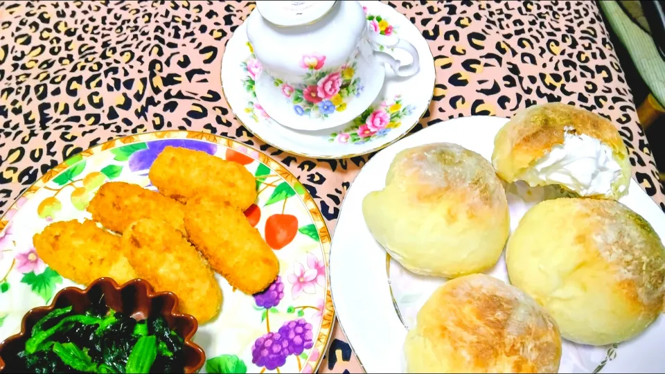 ホイップ入りパン 。チキンフライ、
ほうれん草とわかめの和え物。|りささん