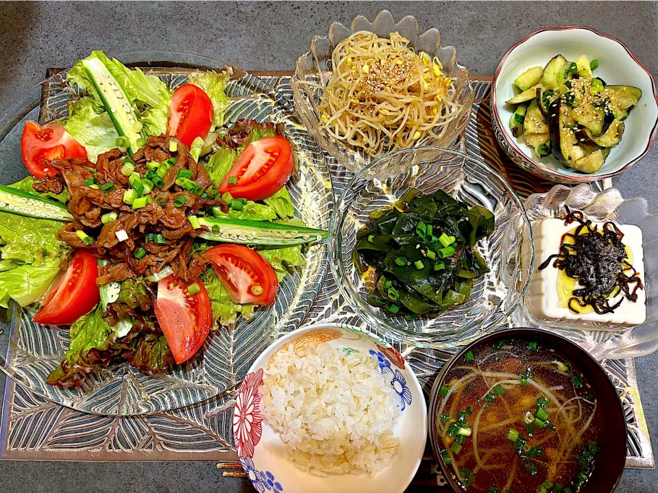 ビーフサラダと豆もやし、ナスビ、ワカメのナムル|あつこさん