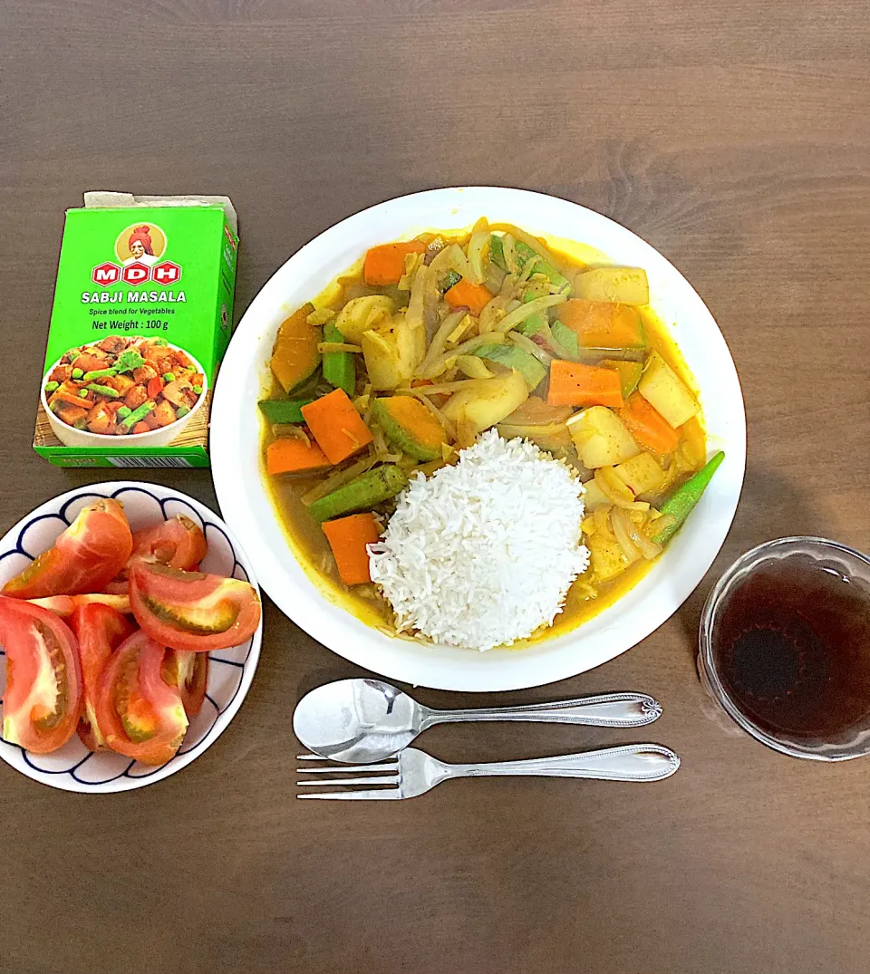 サブジマサラ　細かく刻んだ玉ねぎ、にんにく、生姜、赤唐辛子にMDHのサブジマサラを振りかけて炒め、人参、大根、かぼちゃ、獅子唐を投入して軽く煮込んで作りました。人参とかぼちゃは電子レンジにかけて柔らかくしてから投入。冷蔵庫の中の野菜一掃メニュー。|なびさん