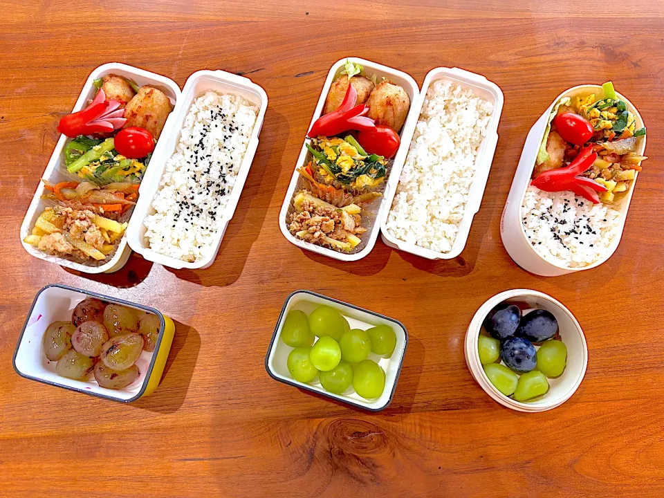 夏休み弁当(からあげ、赤ウインナー、トマト、ニラたま、きんぴら、ジャガイモのそぼろ炒め、ぶどう)|cocomikaさん