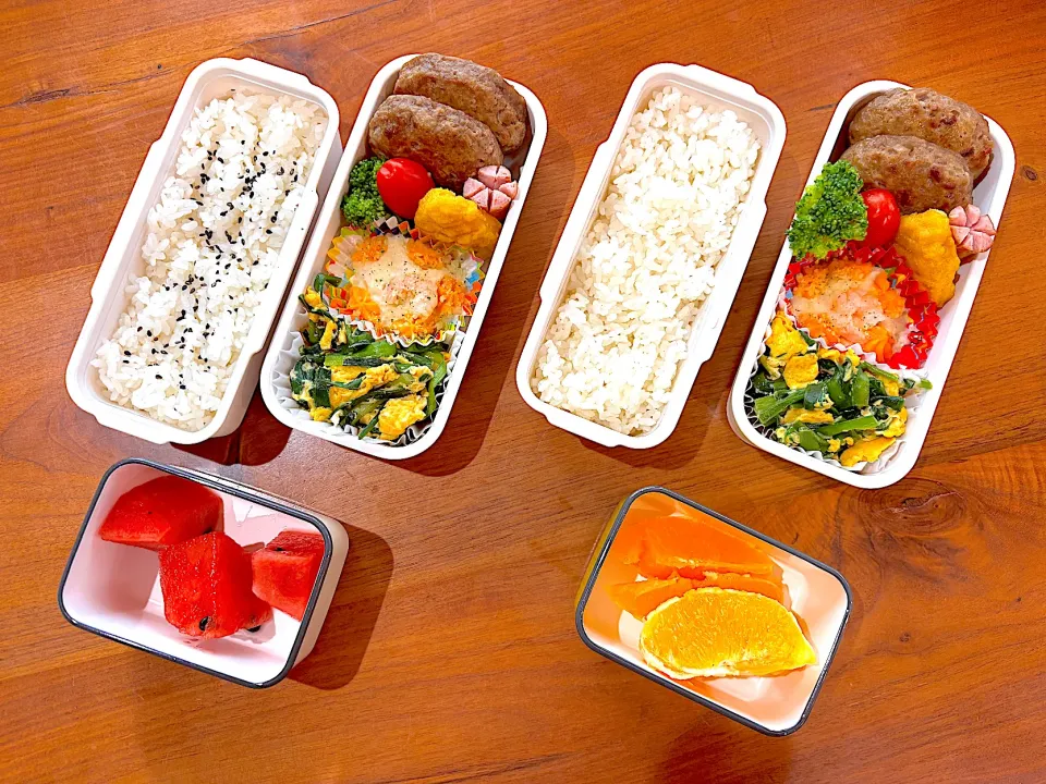 夏休み弁当(ハンバーグ、エビグラタン、ニラ玉、トマト、ブロッコリー、ナゲット、ウインナー、スイカ、オレンジ)|cocomikaさん