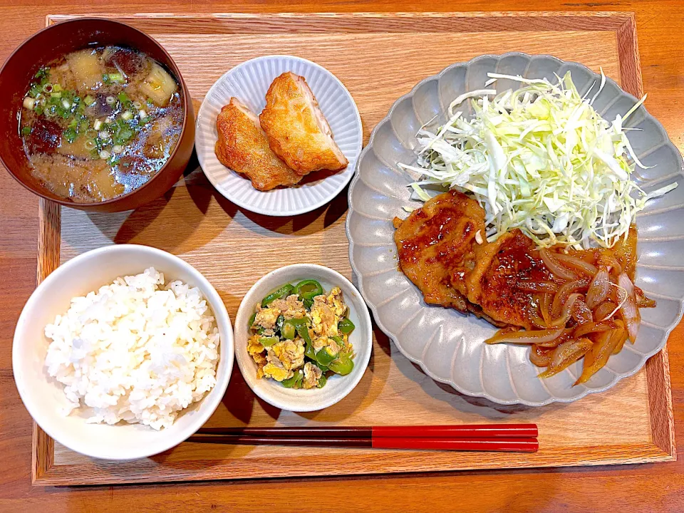 夜ご飯(豚の生姜焼き、玉ねぎ天、つなまたピーマン、ナスの味噌汁)|cocomikaさん