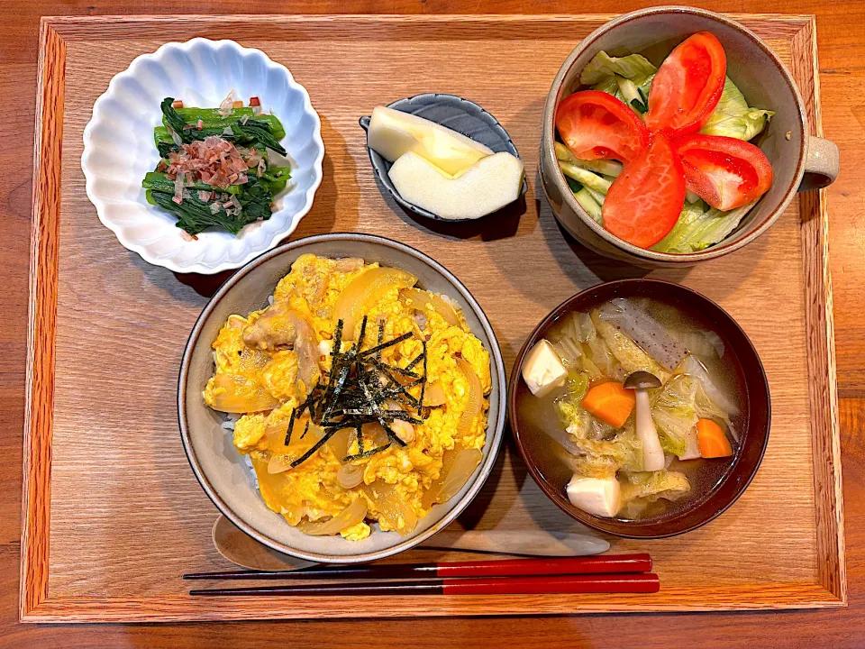 夜ご飯(親子丼、トマトサラダ、ツルムラサキのお浸し、けんちん汁、梨)|cocomikaさん