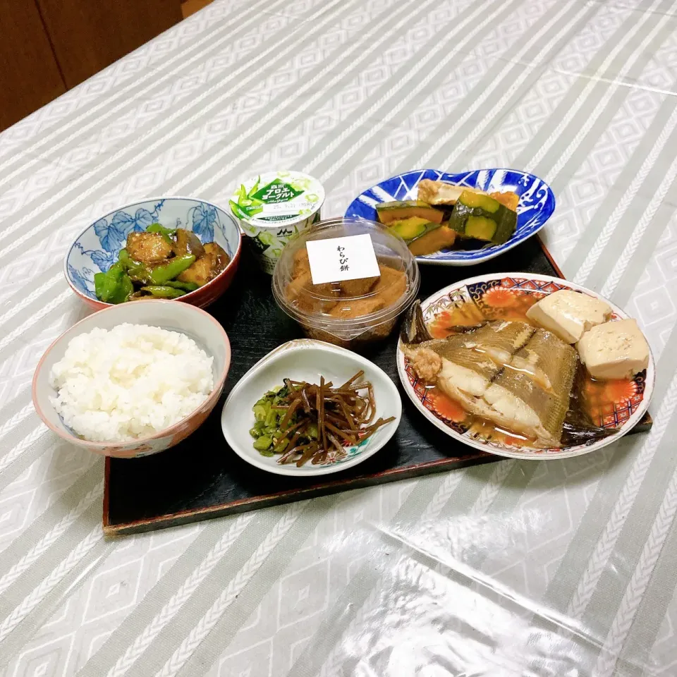 grandmaの晩ごはん☆ 今夜に昨日カレイを煮てたから…茄子とピーマンの味噌炒め…後は残りもので…
わらび餅は差し入れで、柏原の木の根橋の前のお餅屋さんのです

頂きます|kaoriさん