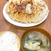 今日はコストコへお買い物。ブリ、サーモンのサクを買って、刺身にして冷凍。サバを買って下処理して冷凍。なかなか疲れたので、安くなってた冷凍餃子を焼いただけ＋茄子、にら、もやし、卵の中華スープ。こういう簡単なものほど子供が喜ぶ。。|りえはるさん